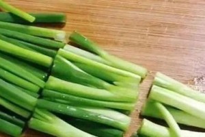 小葱的洗净方法（教你用水浸泡、切断叶柄、用盐水消毒的小葱洗菜技巧）