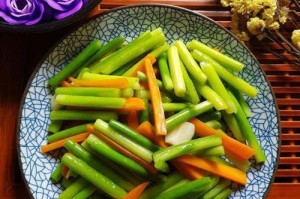 春季时令美食——蒜苔（了解蒜苔的品种、营养价值和采摘方法）